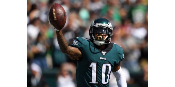 Le célèbre receveur DeSean Jackson porte un maillot des Eagles de Philadelphie et annonce sa retraite